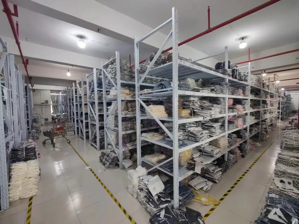 Low MOQ Apparel OEM/ODM Partner in China Packed garments and apparel warehouse before shipping